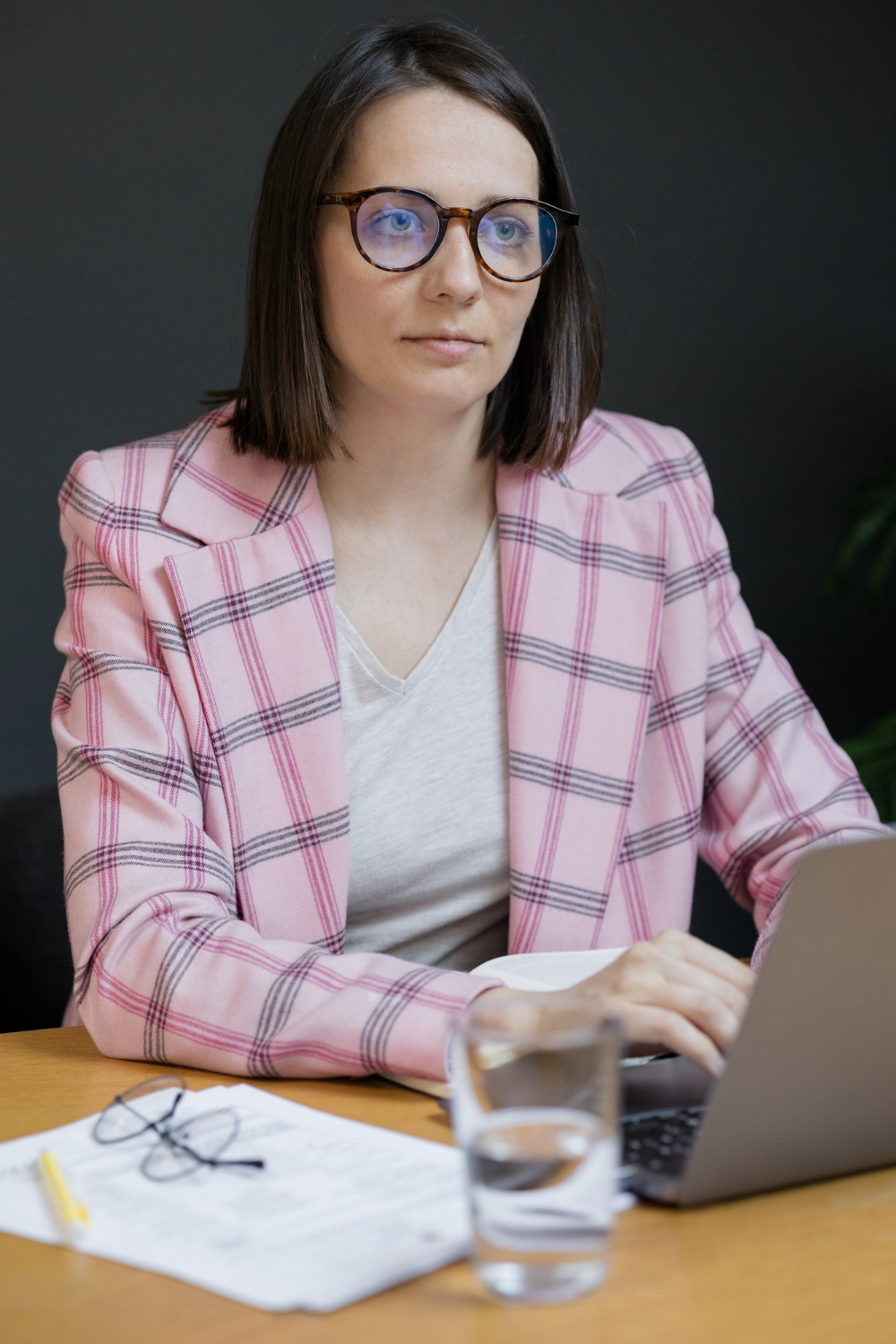 european-confident-business-woman-pink-jacket-with-laptop-her-office-working Kobieta pracująca na przenośnym komputerze