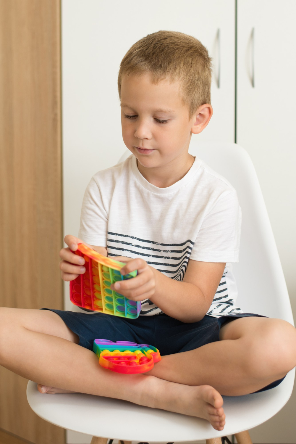 popular-colorful-antistress-touch-toy-fidget-push-pop-it-hands-child-popit-toy Dziecko dotyka kolorową zabawkę