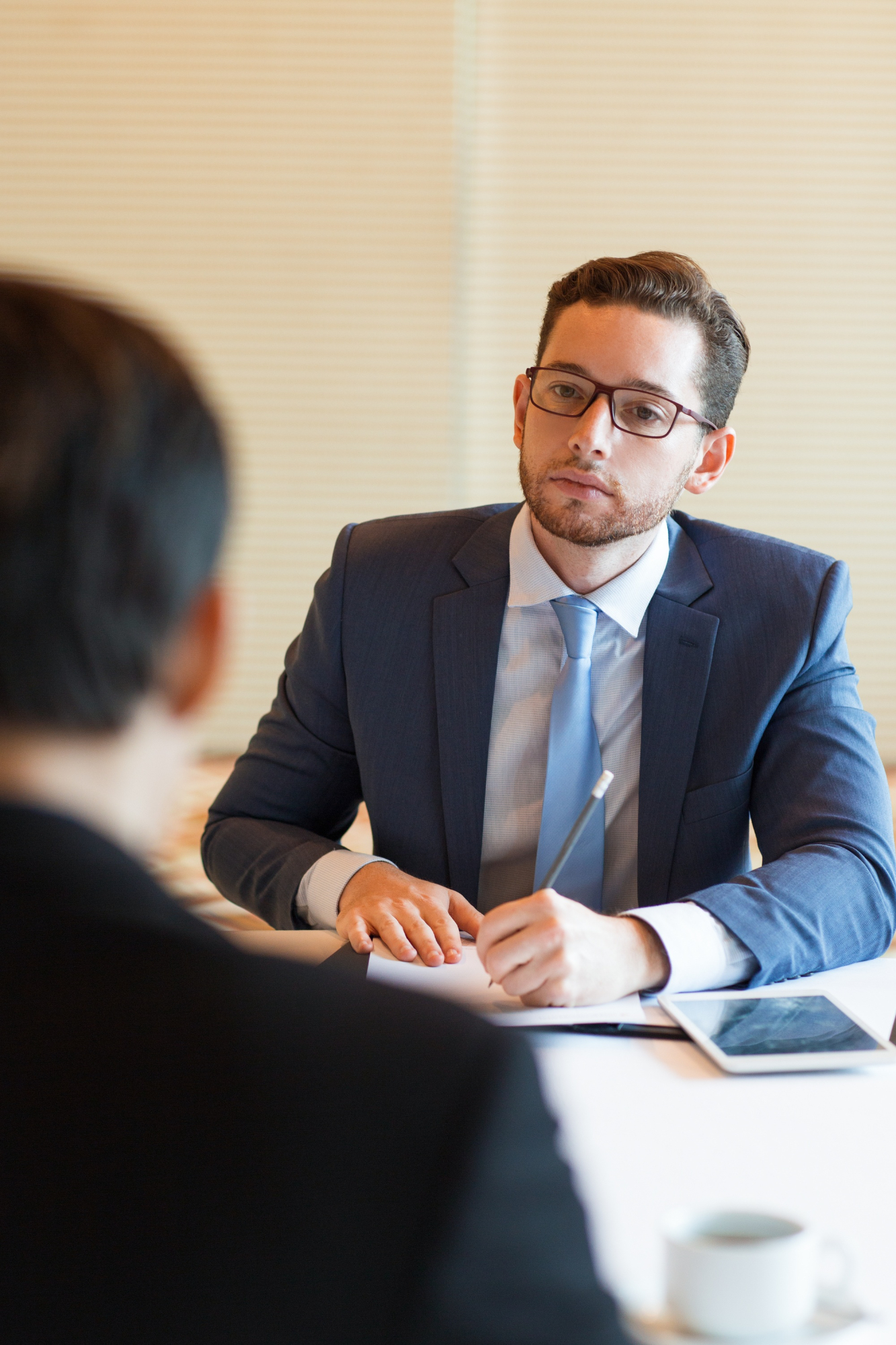 serious-manager-interviewing-applicant Mężczyzna w garniturze prowadzi rozmowę kwalifikacyjną