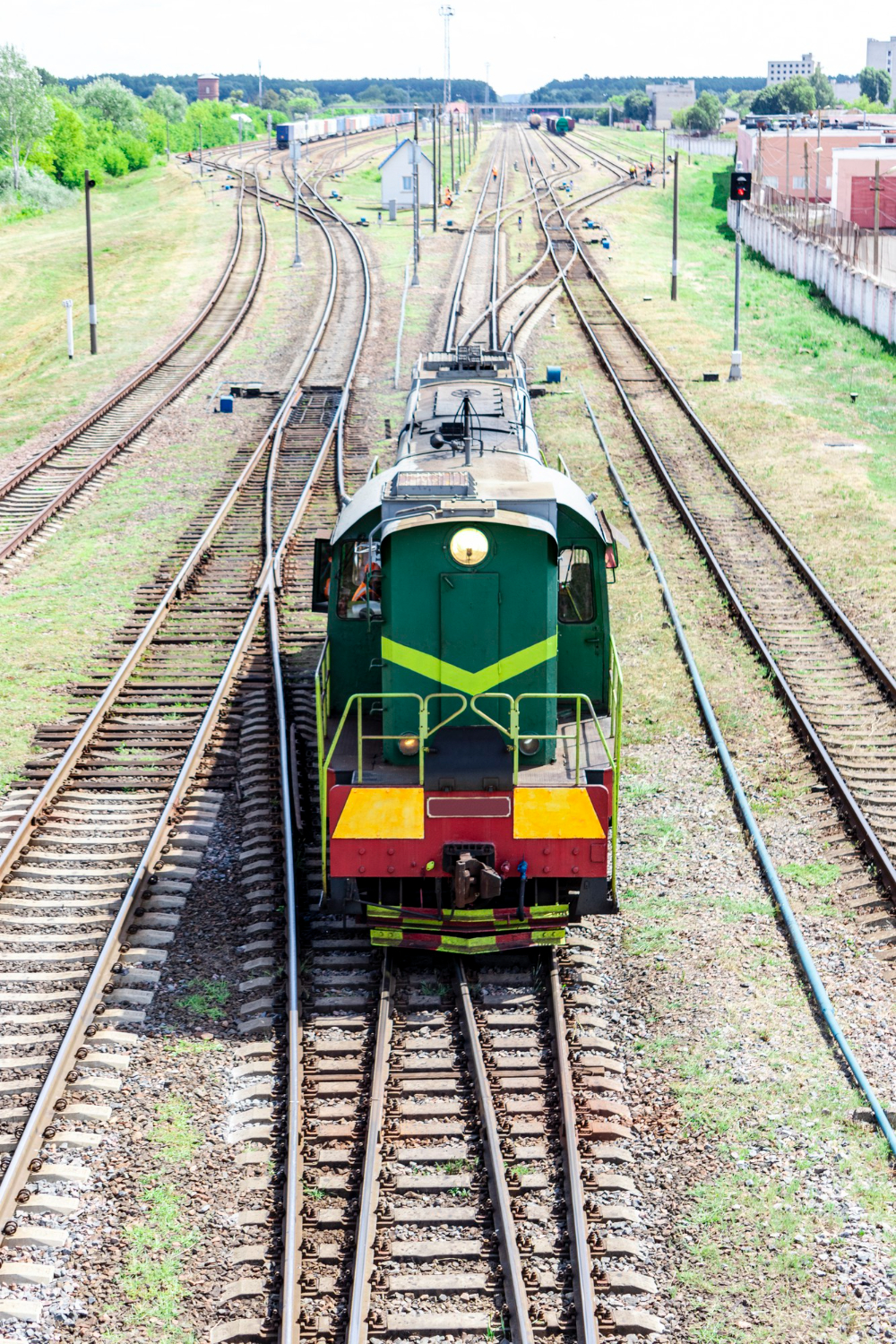shunting-locomotive-moves-along-railroad-from-station-sort-railroad-cars-railway-tractor-joining-wagons-into-train Lokomotywa poruszająca się po torach