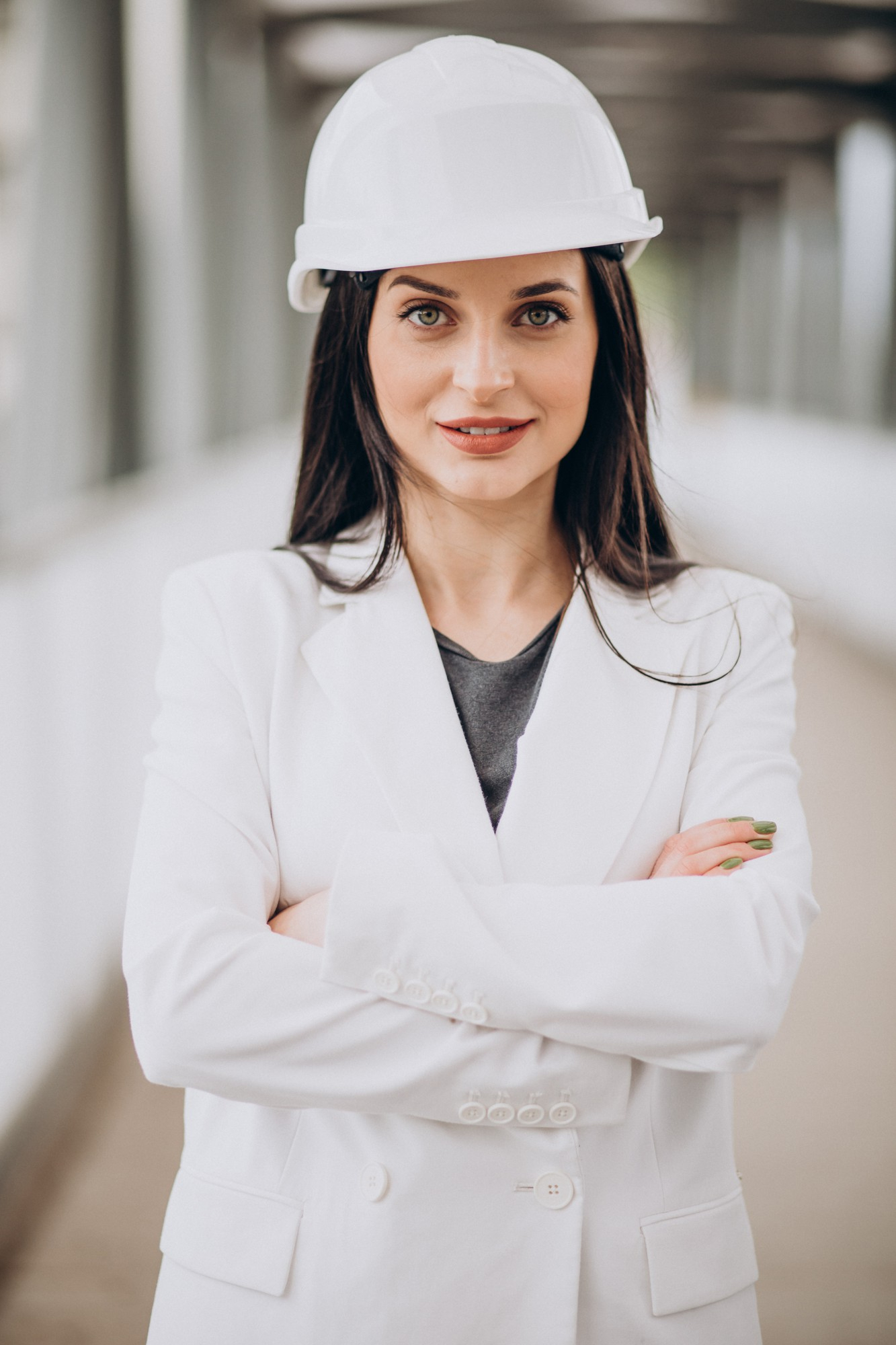 young-business-woman-wearing-hard-hat-building-object Kobieta w białym stroju roboczym i białym kasku